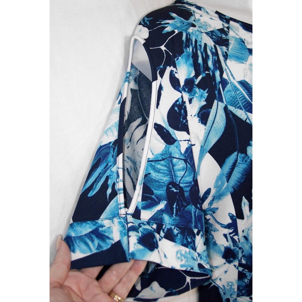 ESSENTIALS By Milano 2X Blue Floral Hi-Lo Hem Top - Picture 4 of 8